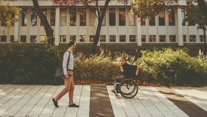 Personne en fauteuil roulant