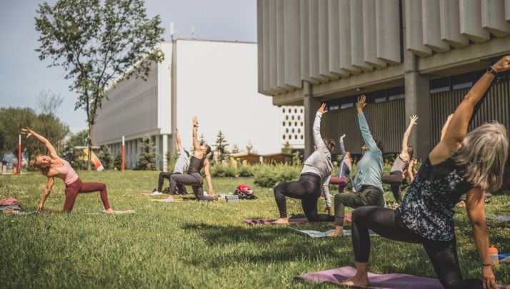 Personnes à l'extérieur pratiquant le yoga