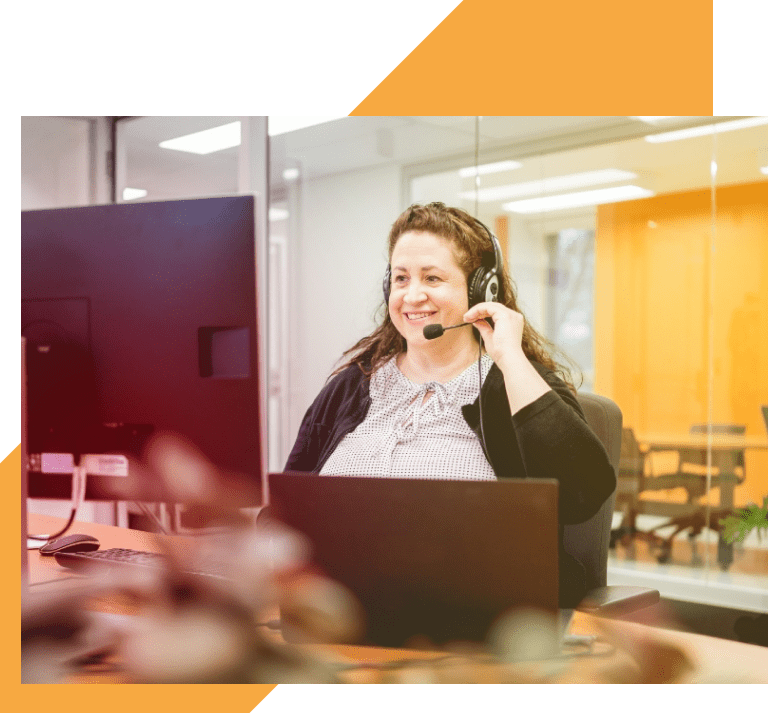 Employée à son poste de travail