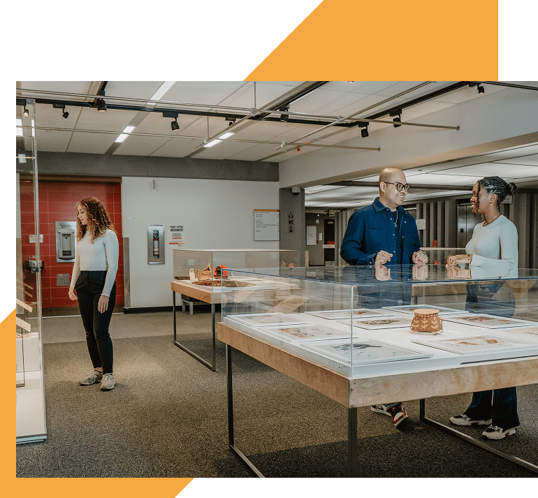 Employés dans une salle d'archives